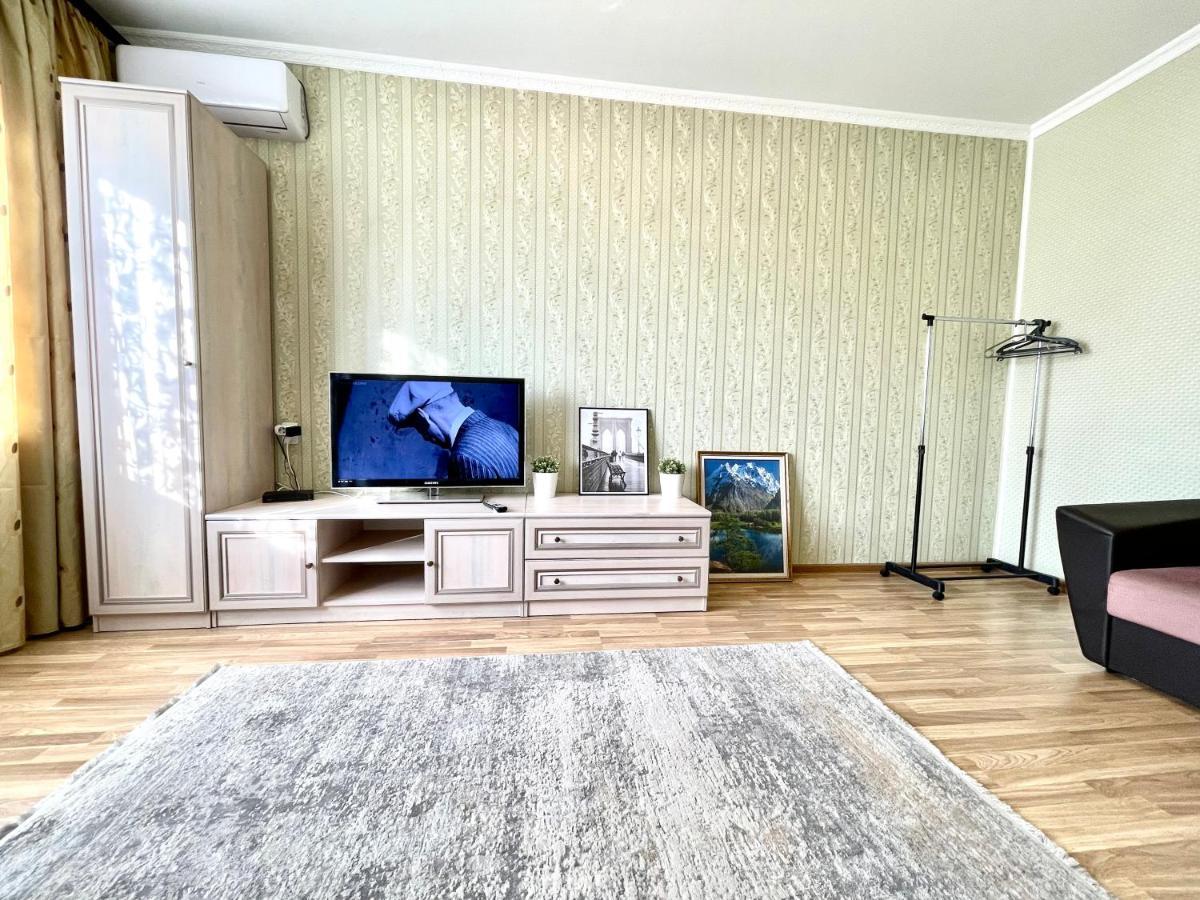 Cozy Three-Room Apartment With Mountain View Алматы Экстерьер фото